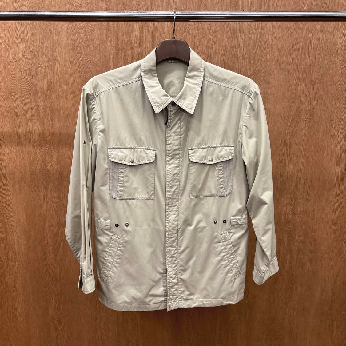 입생로랑 카라 자켓 플랩 포켓 로고 자수 디테일 레귤러핏 베이지 상품이미지2