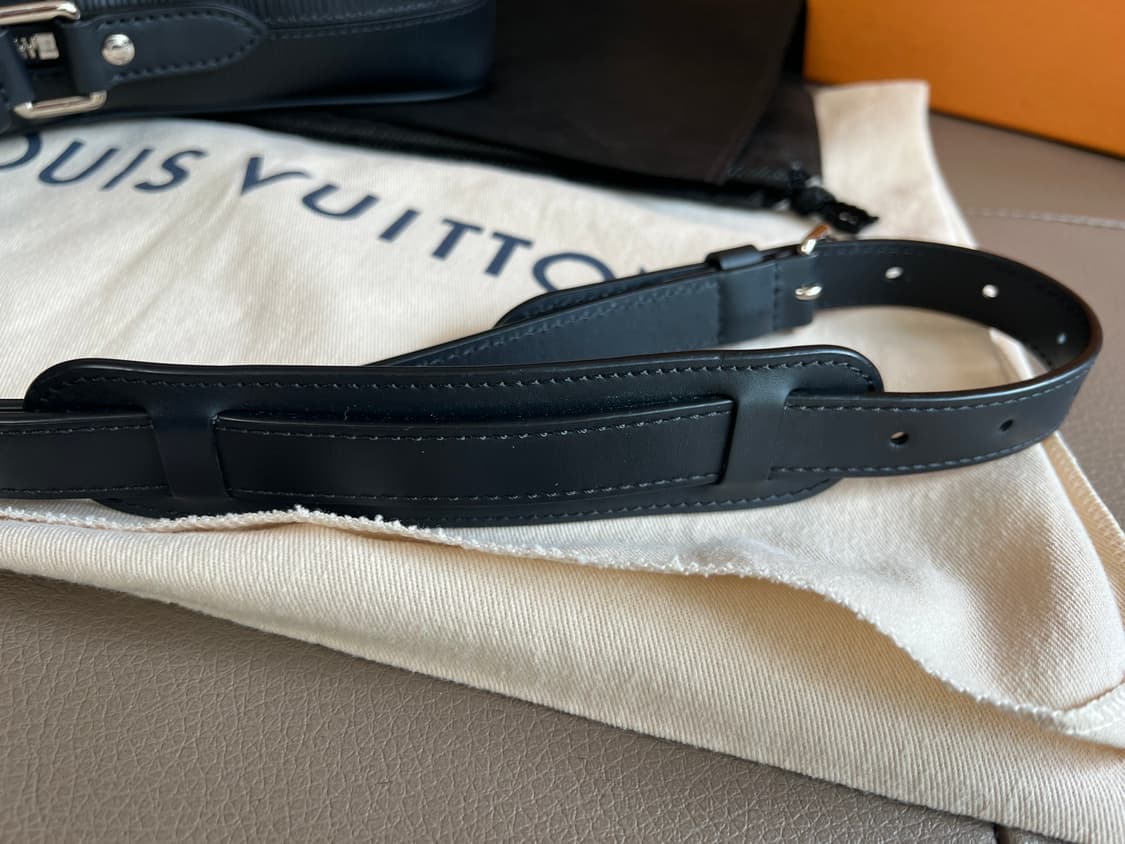 루이비통 슈프림 에피 다뉴브PM 크로스백 블랙 상품이미지10