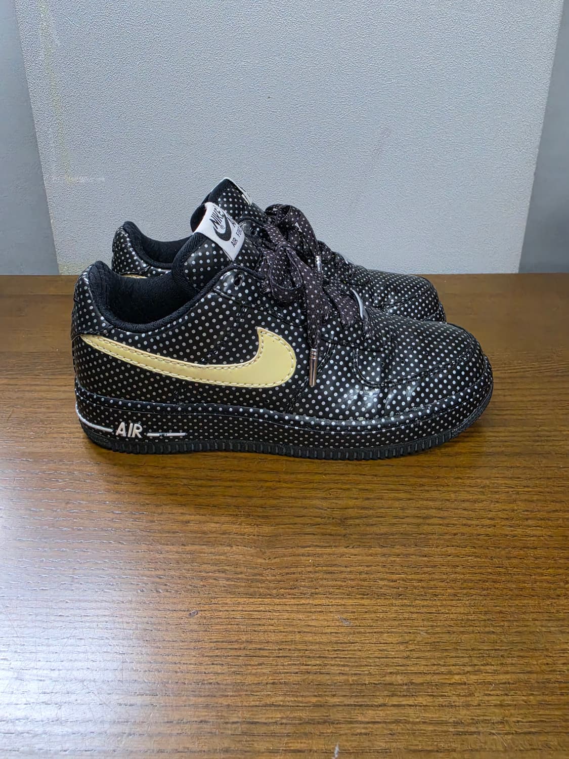 나이키 에어포스1 로우 블랙 도트 골드 스우시 상품이미지1