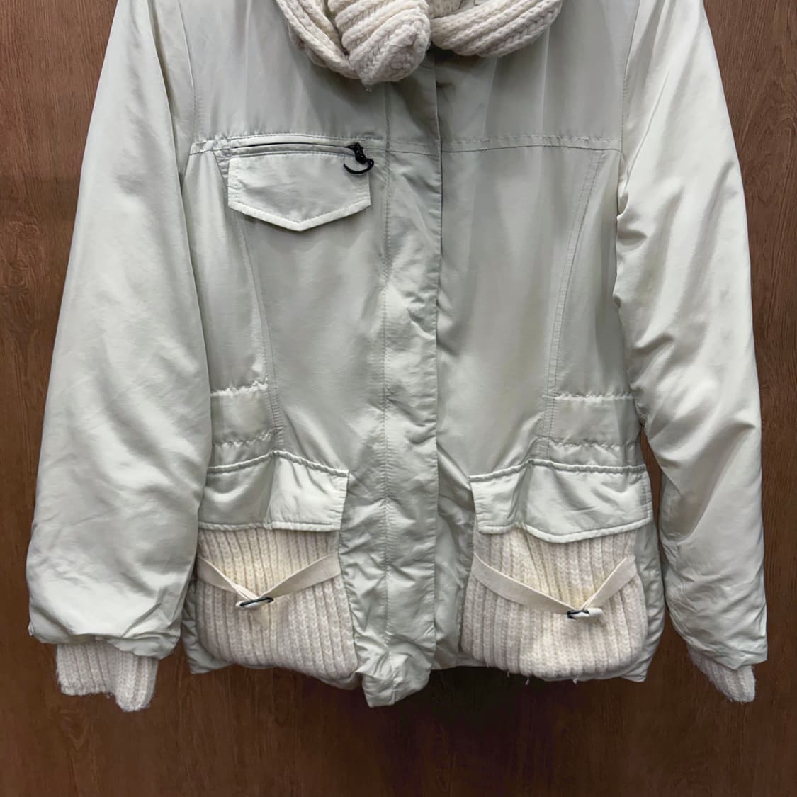 마렐라 스포츠 다운 점퍼 니트 믹스 넥 포켓 스트랩 디테일 아이보리 상품이미지5