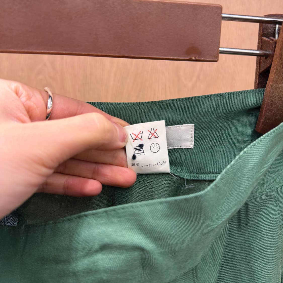 요지 야마모토 롱 스커트 사이드 포켓 백 투 버튼 디테일 플레어핏 그린 상품이미지8