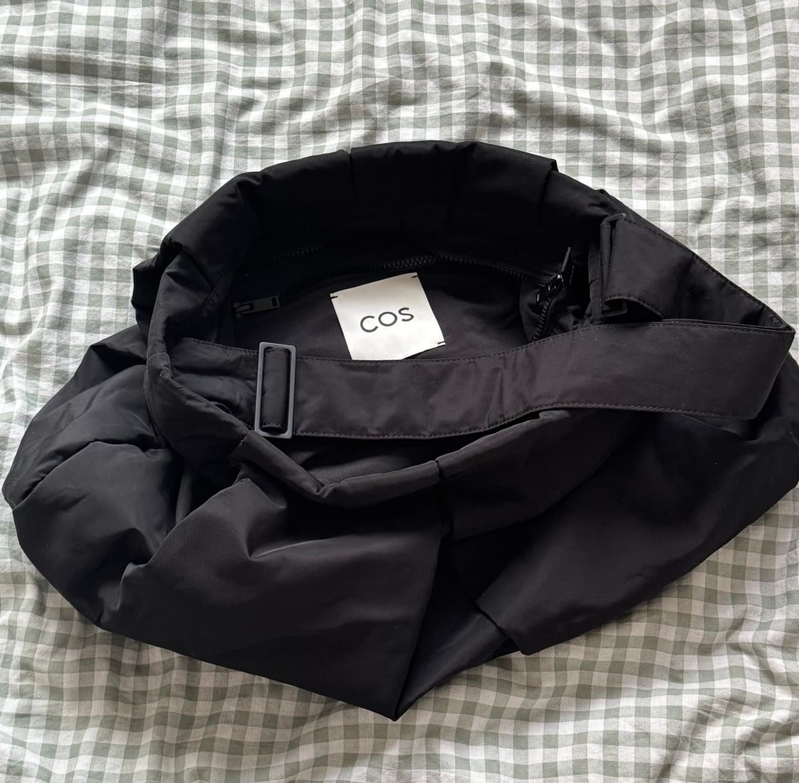 COS oversized drape bag black 상품이미지9