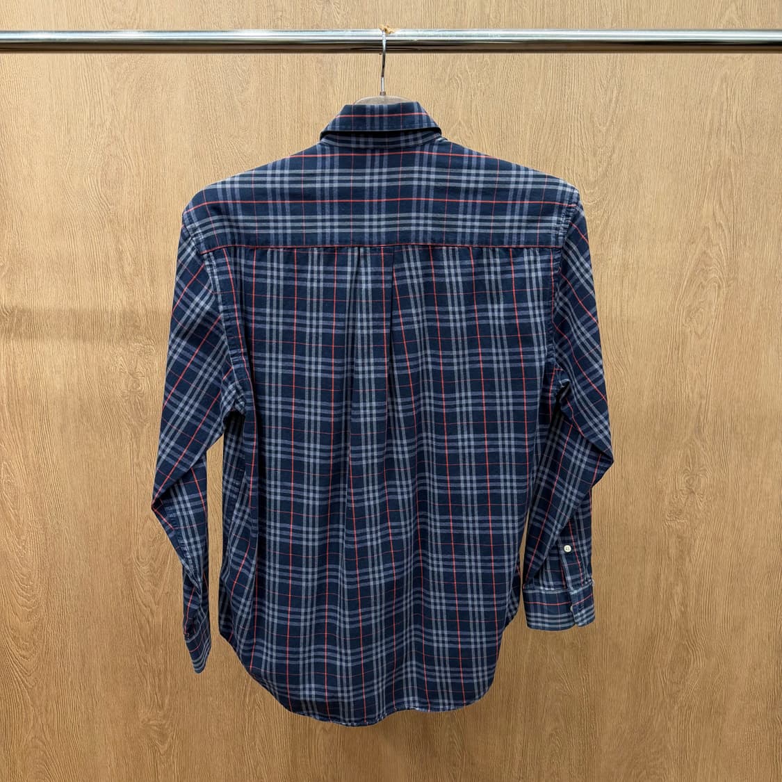 버버리 런던 코튼 긴팔 셔츠 클래식 체크 패턴 로고 자수 디테일 네이비 상품이미지3