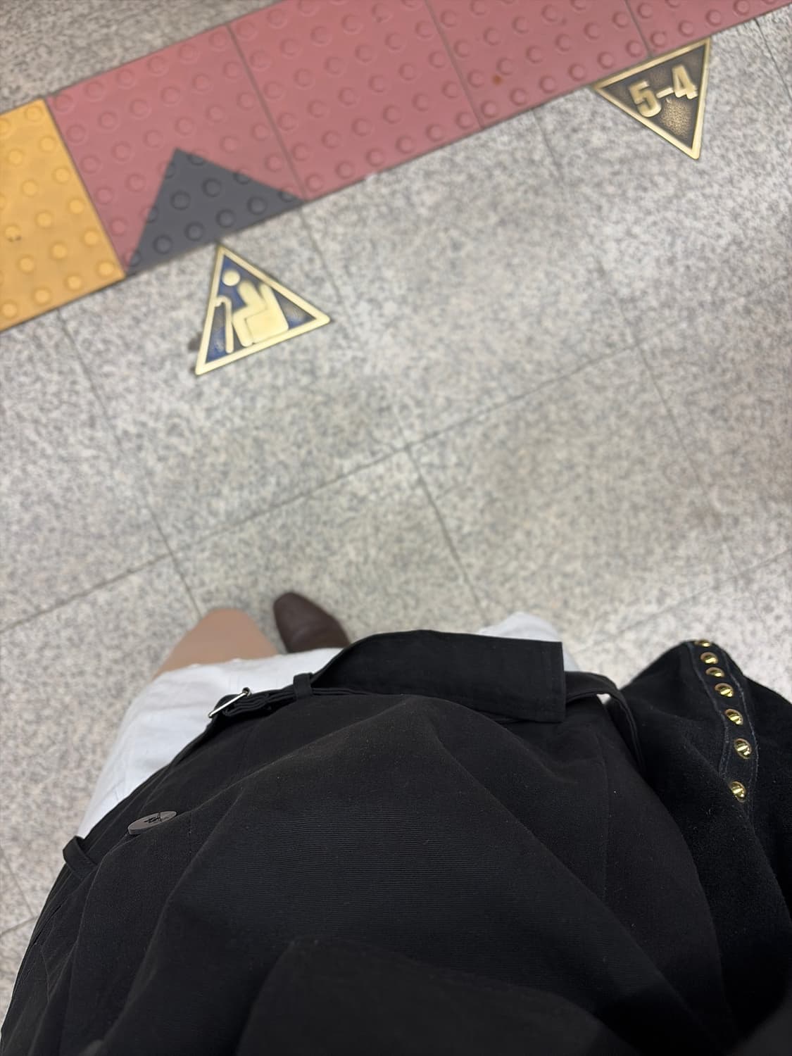 알마니 익스체인지 스터드 셔링 태슬 레더 투웨이백 상품이미지1