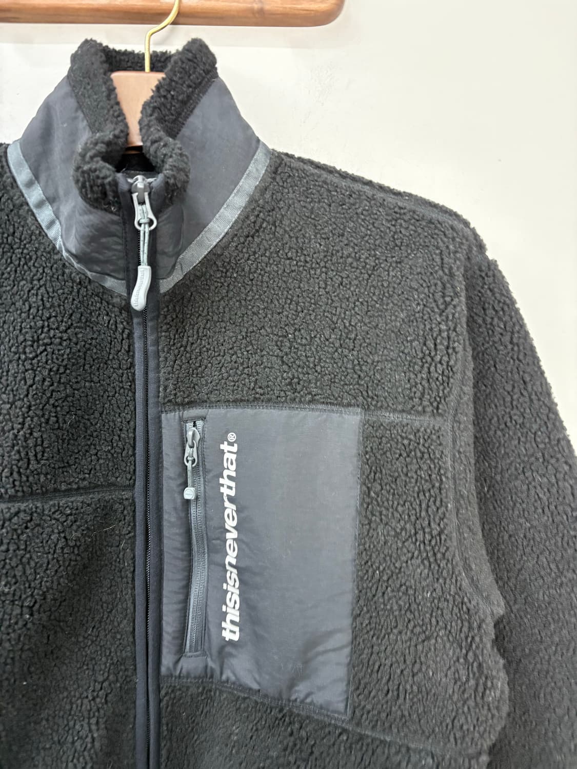 디스이즈네버댓 로고 블랙 플리스자켓 A2908 상품이미지3