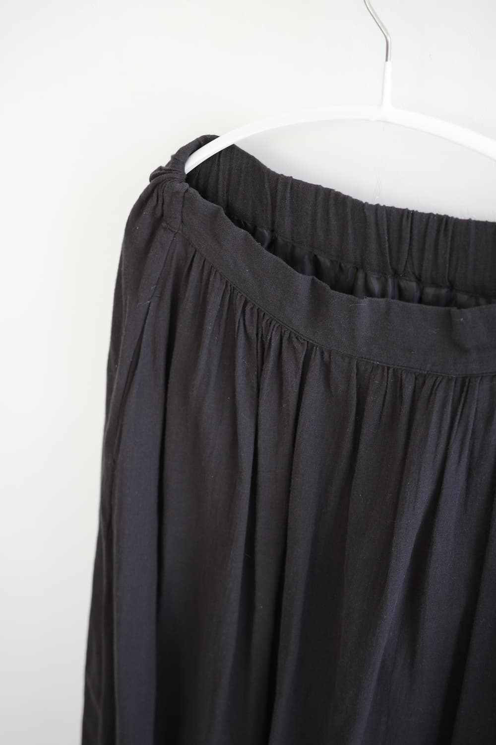 earth music • 블랙 아사 코튼 셔링 롱 스커트 상품이미지6