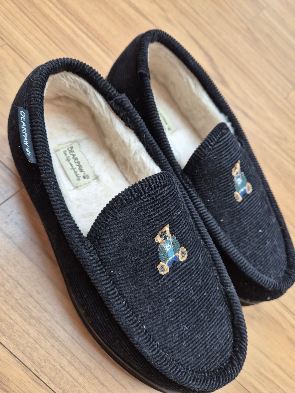 귀여운 곰돌이 자수가 있는 베어파우 털 슬리퍼입니다. 코듀로이 재질이라  상품이미지2