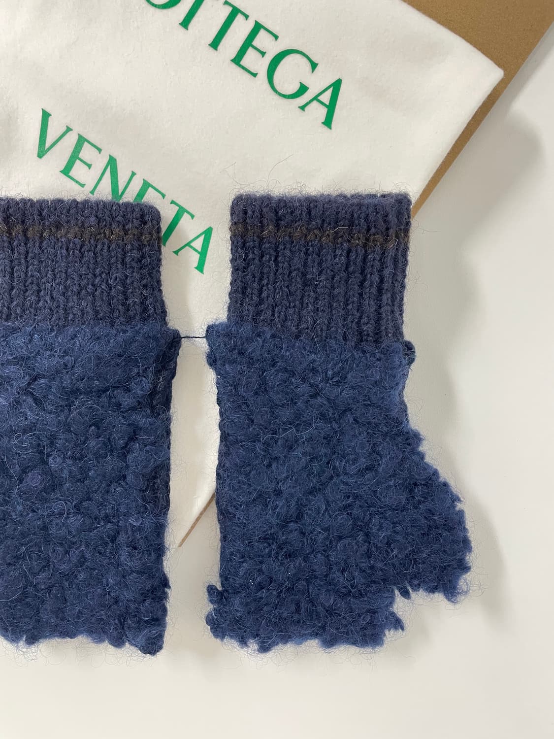 새상품 보테가 베네타 핑거 리스 장갑 패치워크 울 미튼 스페이스 멀티 상품이미지4