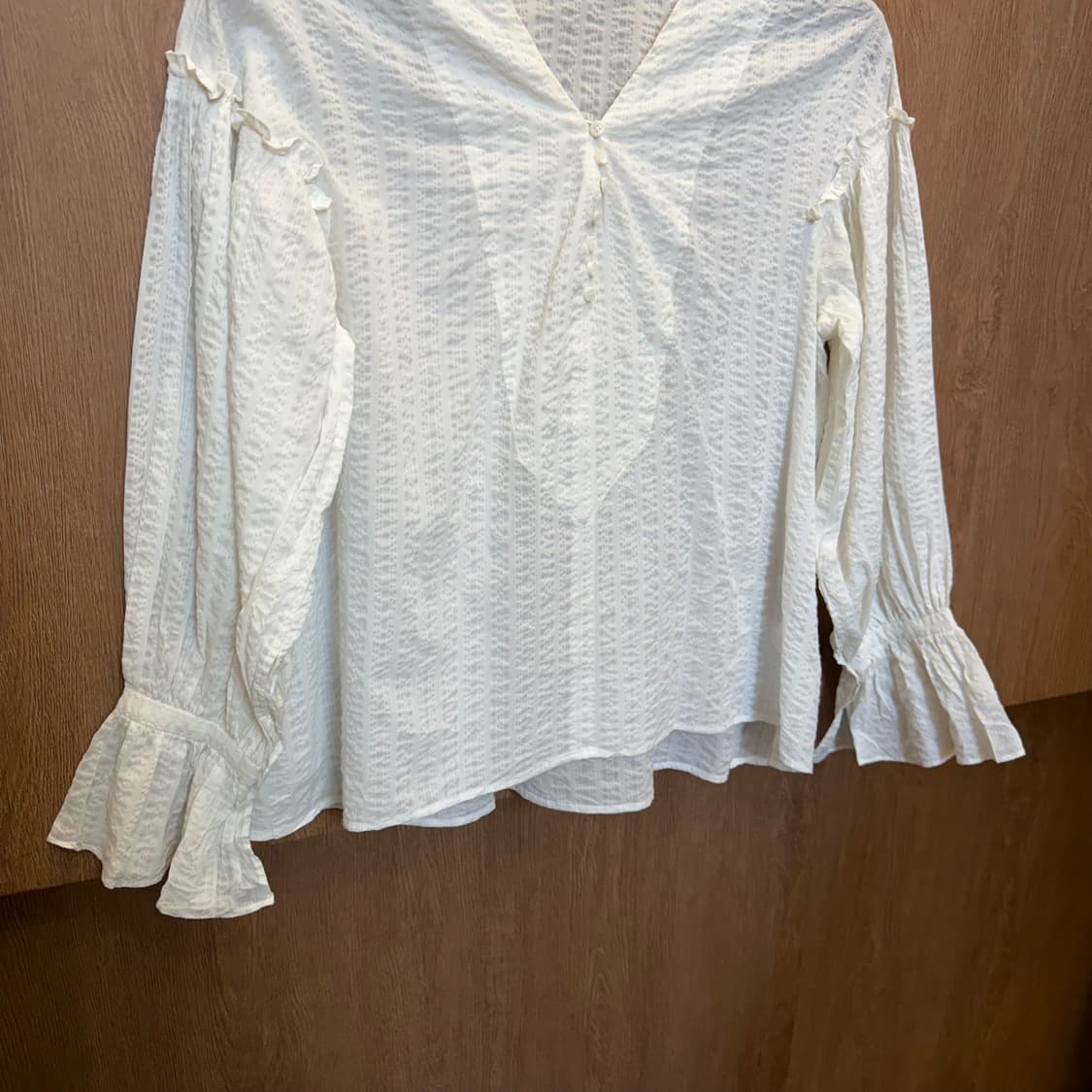 빈티지 브이넥 롱슬리브 블라우스 버튼업 밴딩 프릴 슬리브 디테일 아이보리 상품이미지4