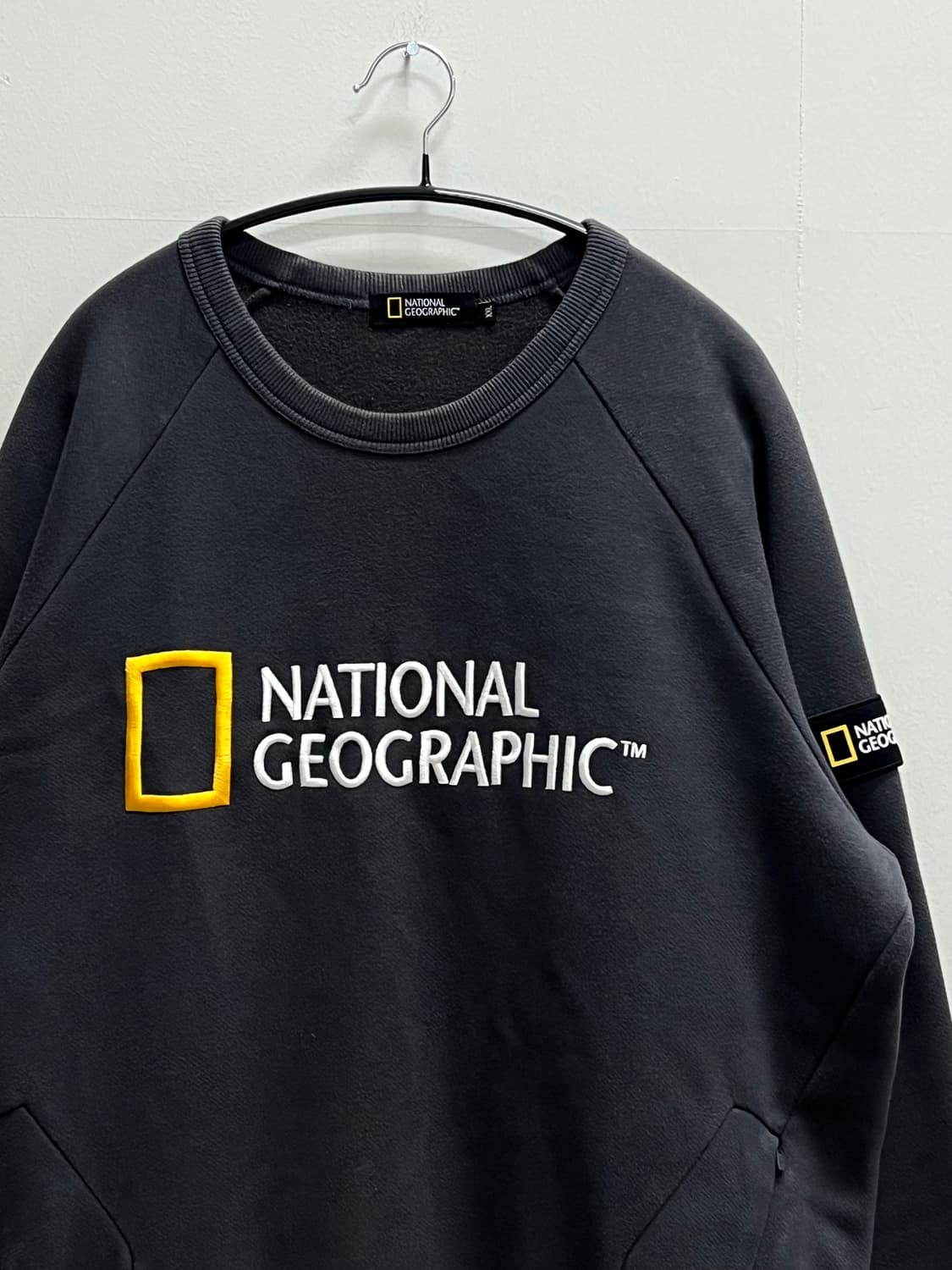 내셔널지오그래픽 자수로고 기모 맨투맨 차콜 상품이미지3