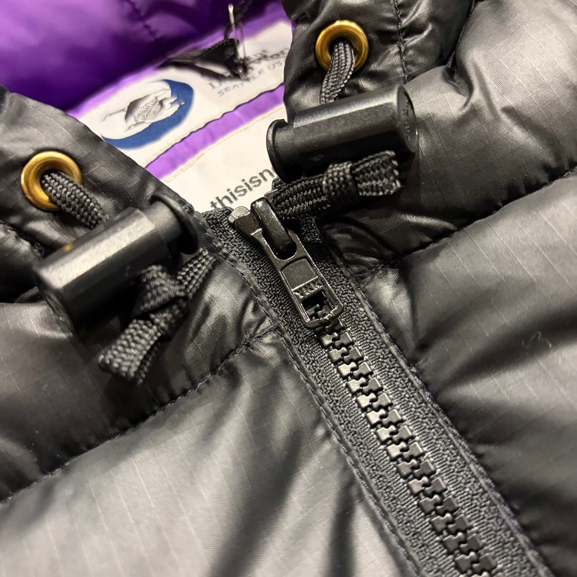 [M] 디스이즈네버댓 크레센트 다운 웍스 블랙/퍼플 다운 패딩 B592 상품이미지4