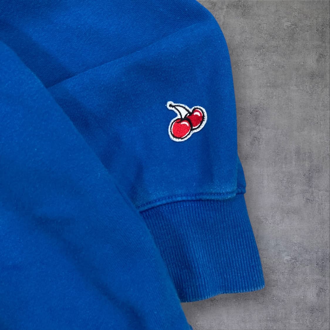 키르시 블루 컬러 체리 빅로고 맨투맨 상품이미지2