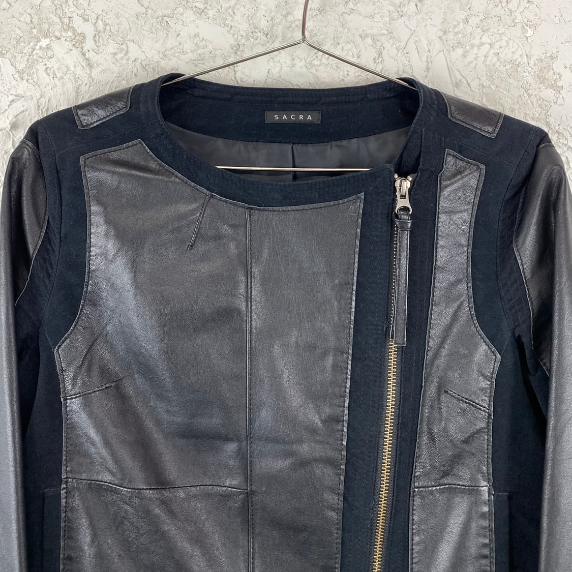 SACRA 레더 블록 패치드 애시메트릭 지퍼 자켓 상품이미지2