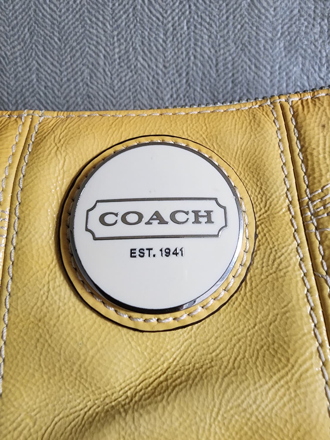 코치 옐로우 시그니처 스티치 숄더백 호보백 상품이미지4