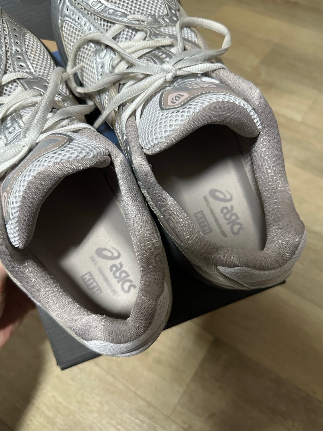 아식스 x 로니 피그 젤 님버스 10.1 화이트 모거나이트 상품이미지5