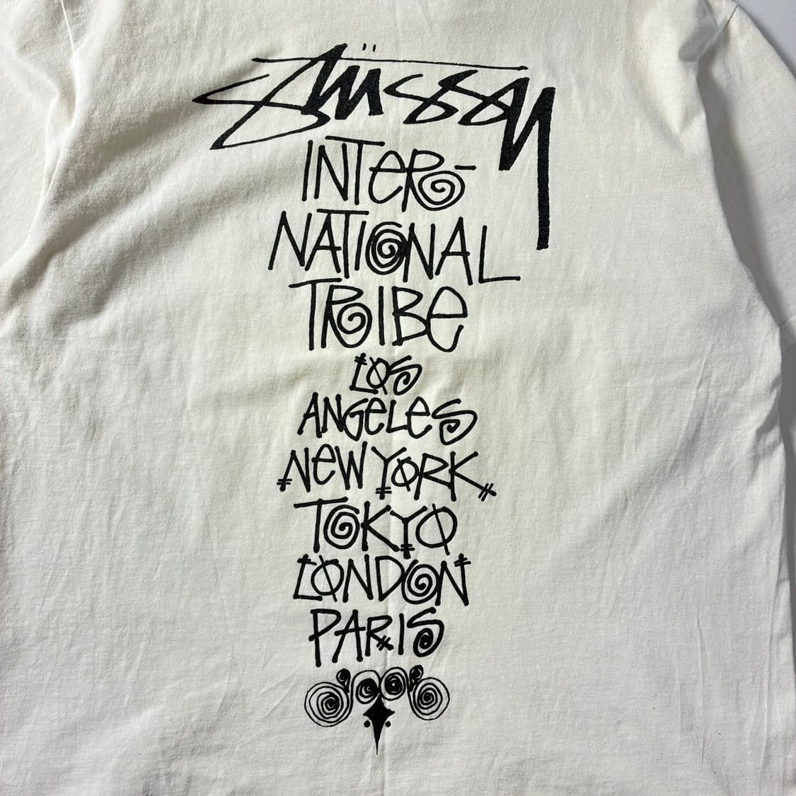 Stussy  스투시 트라이브 스택 화이트 반팔 티셔츠  상품이미지3