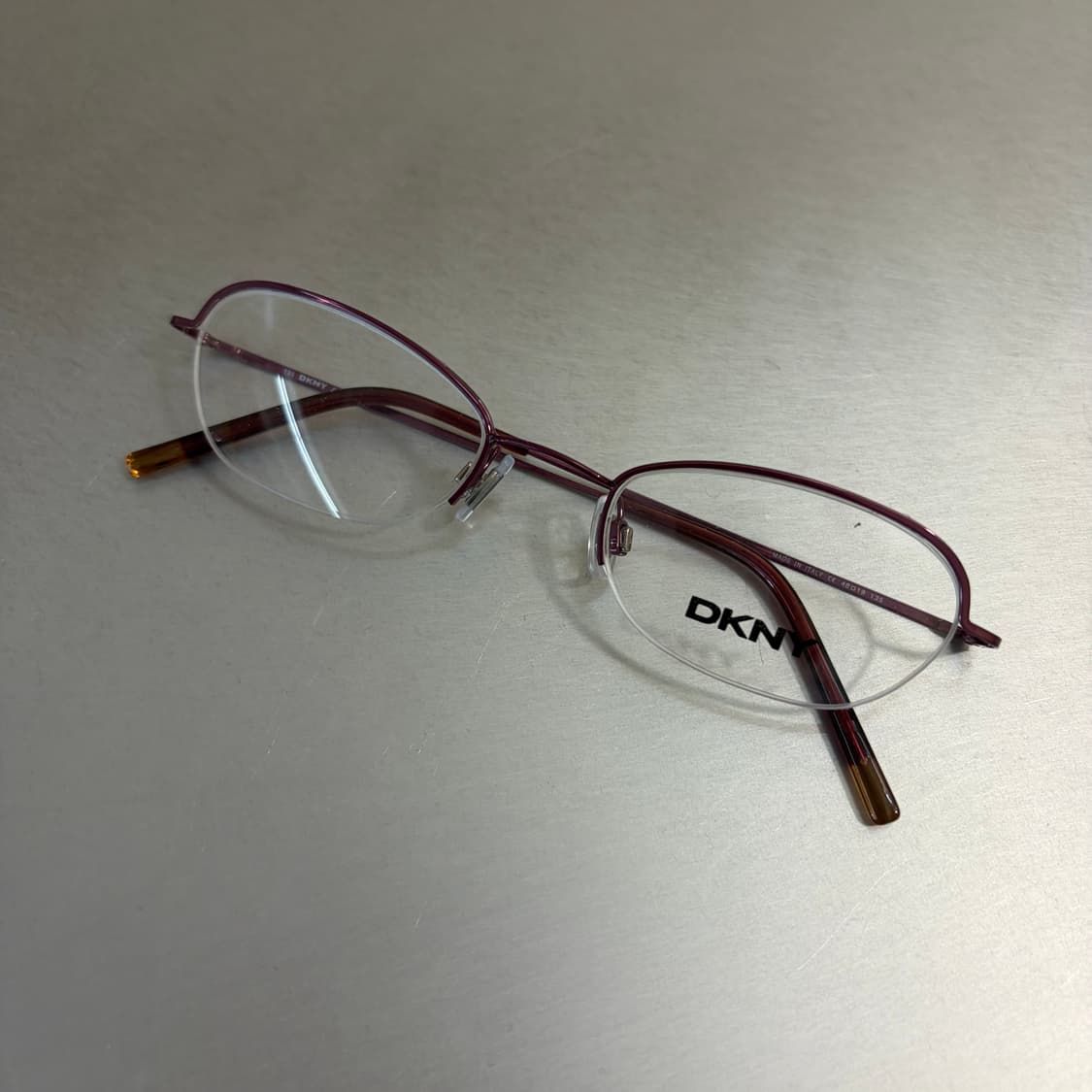 DKNY 48019 135 와인 메탈 하프림 반무테 안경 상품이미지3