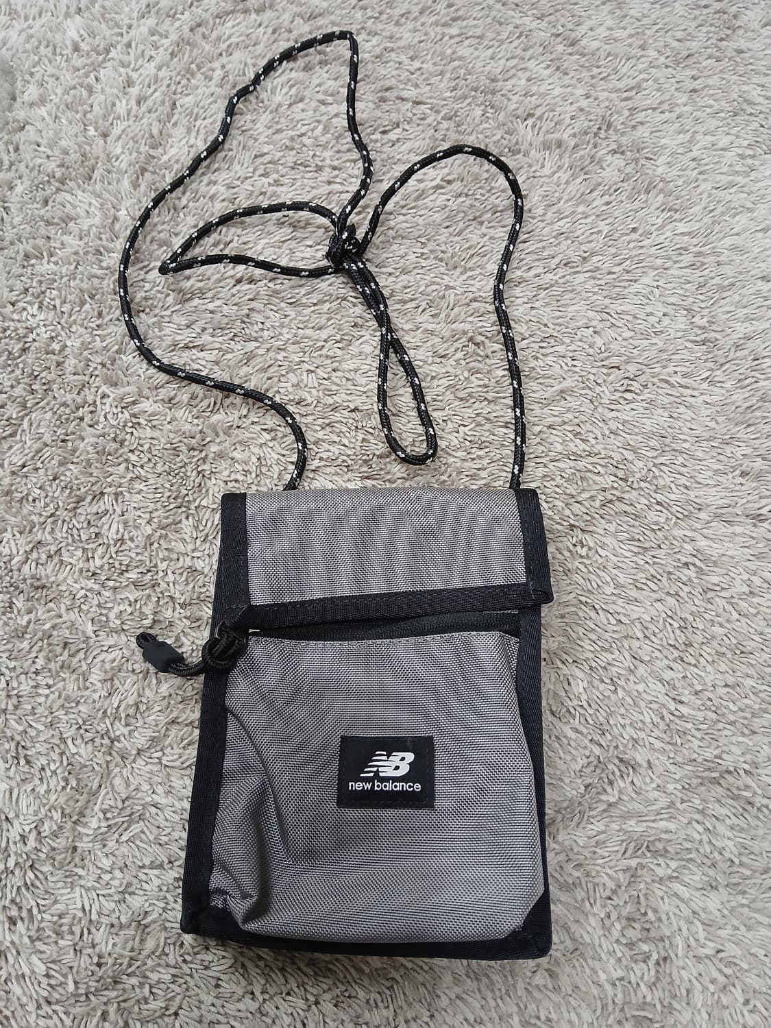 뉴발란스 그레이 미니 크로스백 핸드폰가방 새제품 상품이미지1