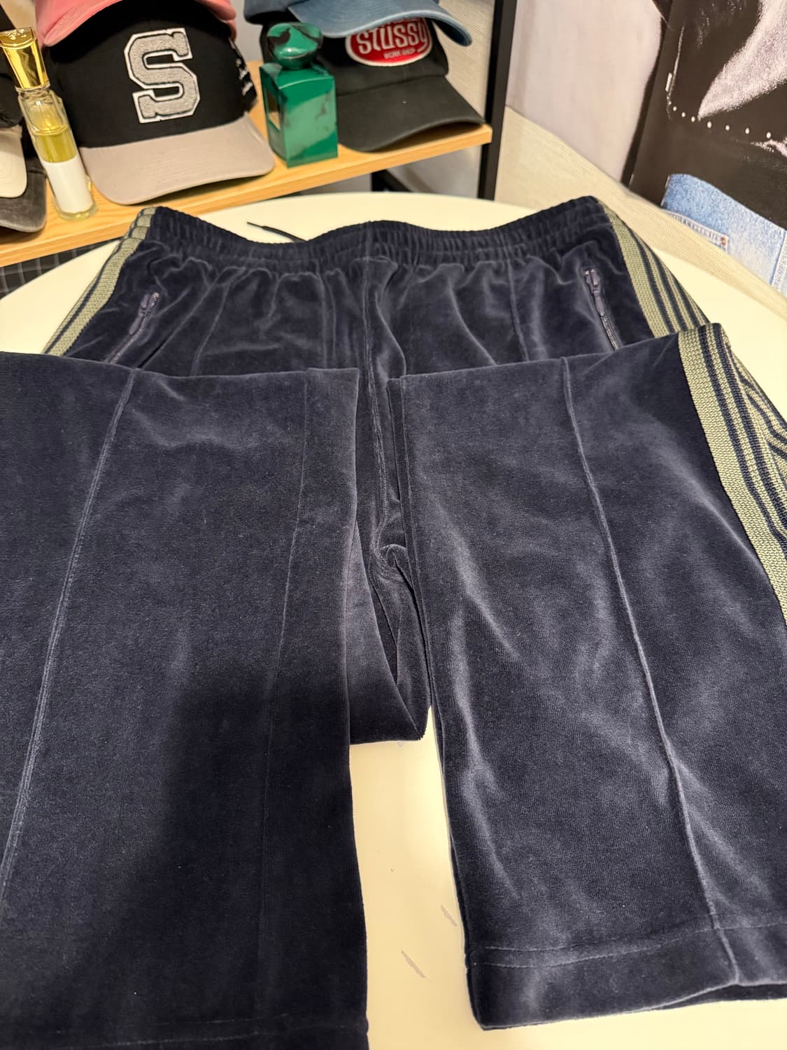 니들스 벨루어 트랙팬츠 네이비/카키 새제품 상품이미지4