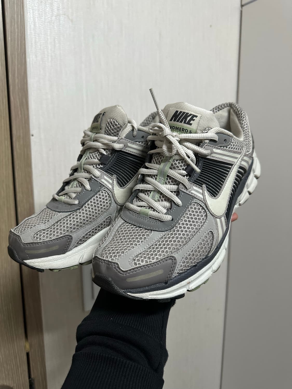 나이키 줌 보메로 5 회색 운동화 265mm 상품이미지4