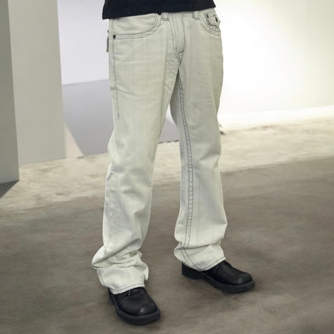 트루릴리전 플레어 화이트 부츠컷 데님팬츠 상품이미지1