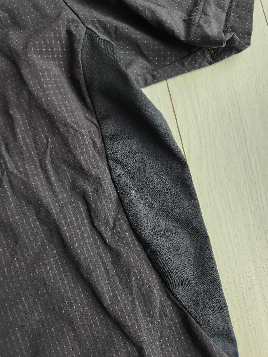 코오롱스포츠 남성 에어도트 반팔 집업 블랙 티셔츠 사이즈105

 상품이미지4