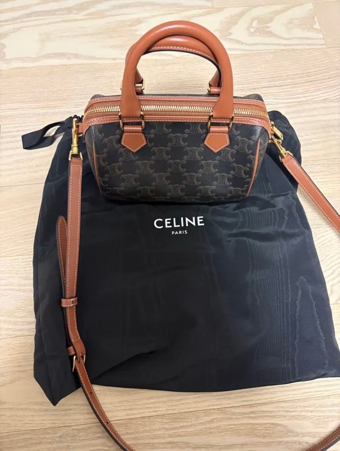 셀린느 스몰 보스턴 트리옹프 캔버스 카프스킨 상품이미지1