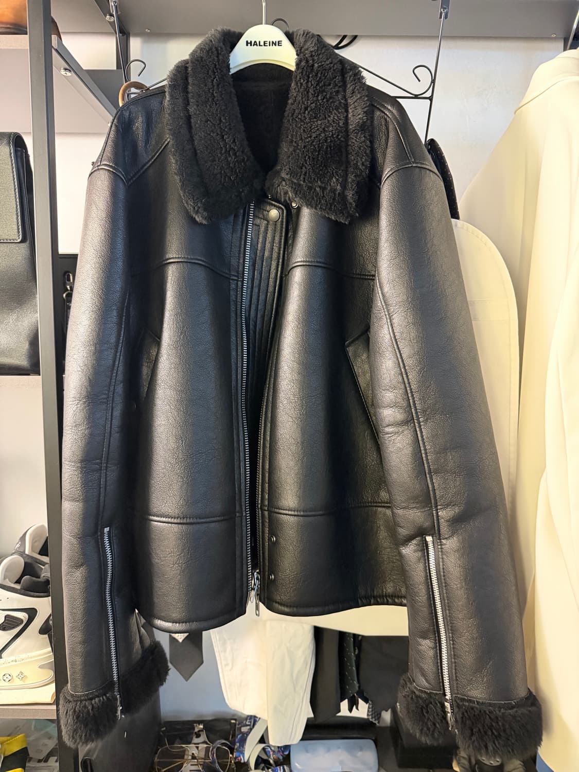 HALEINE 알렌느 3D 블랙 시어링 크롭 무스탕 자켓 2사이즈 상품이미지3