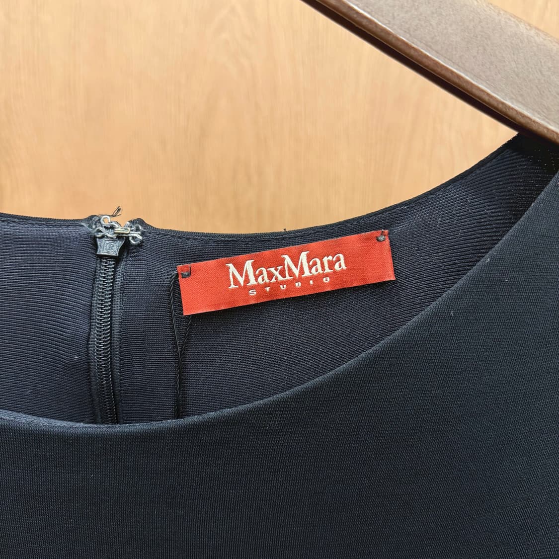 막스마라 라운드넥 미디 원피스 플로럴 패턴 배색 레이어드 디테일 블랙 상품이미지6