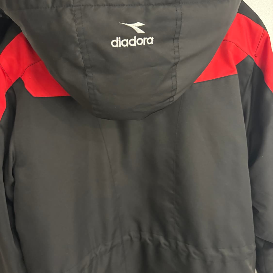 디아도라 블랙/레드 벤치 코트 90~95 상품이미지7