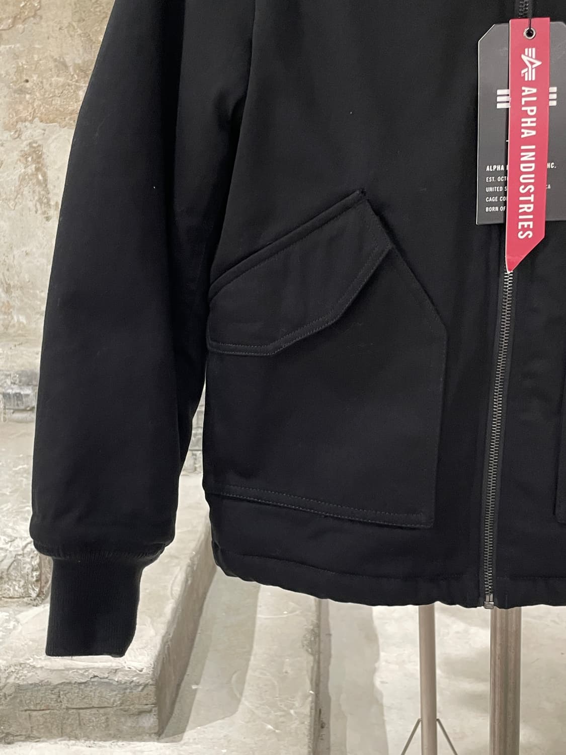 알파 인더스트리 블랙 cwu 쉐르파 라인드 유틸리티 봄버 자켓 상품이미지4