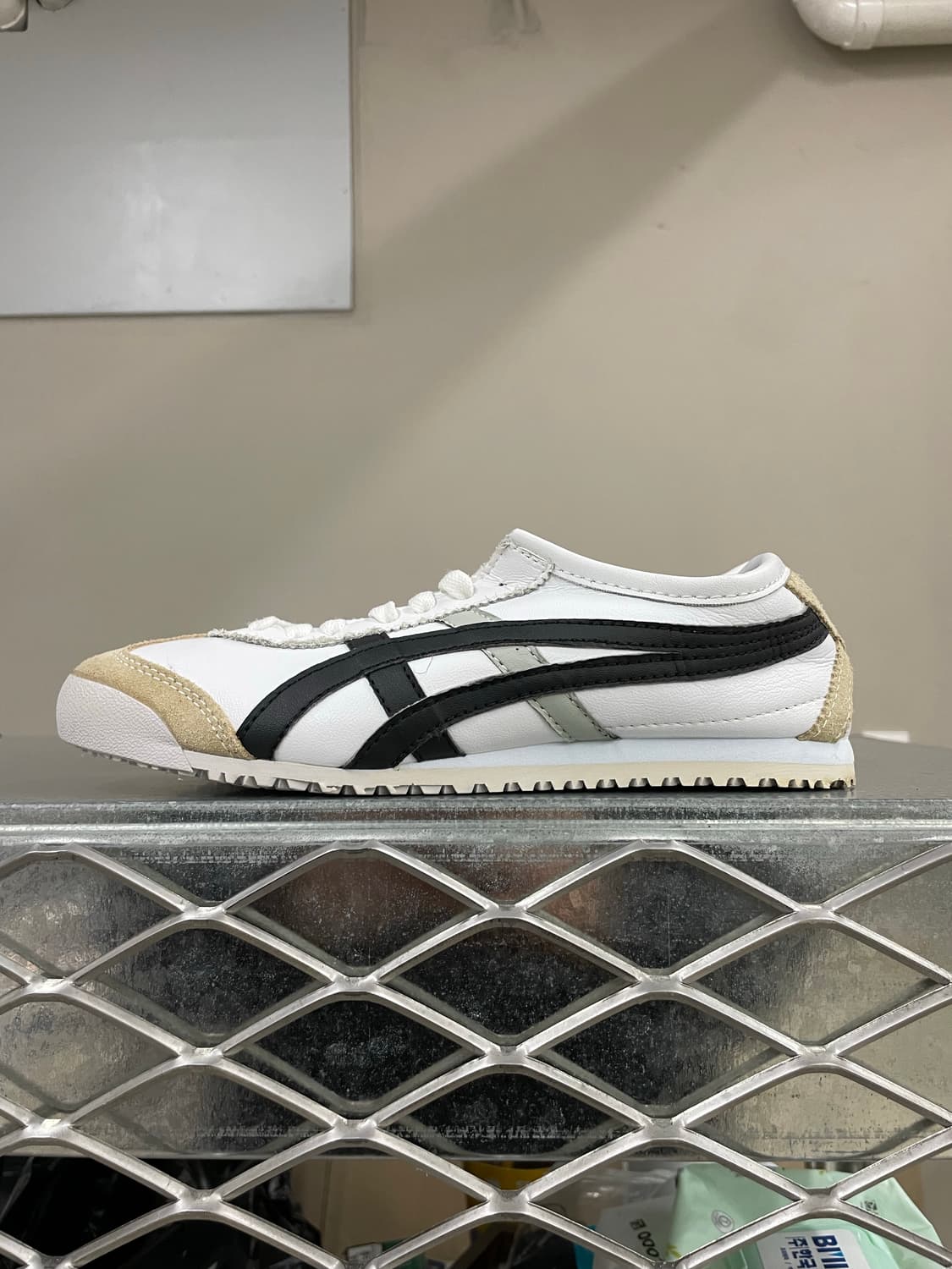 오니츠카 타이거 멕시코66 화이트 블랙 235 상품이미지1