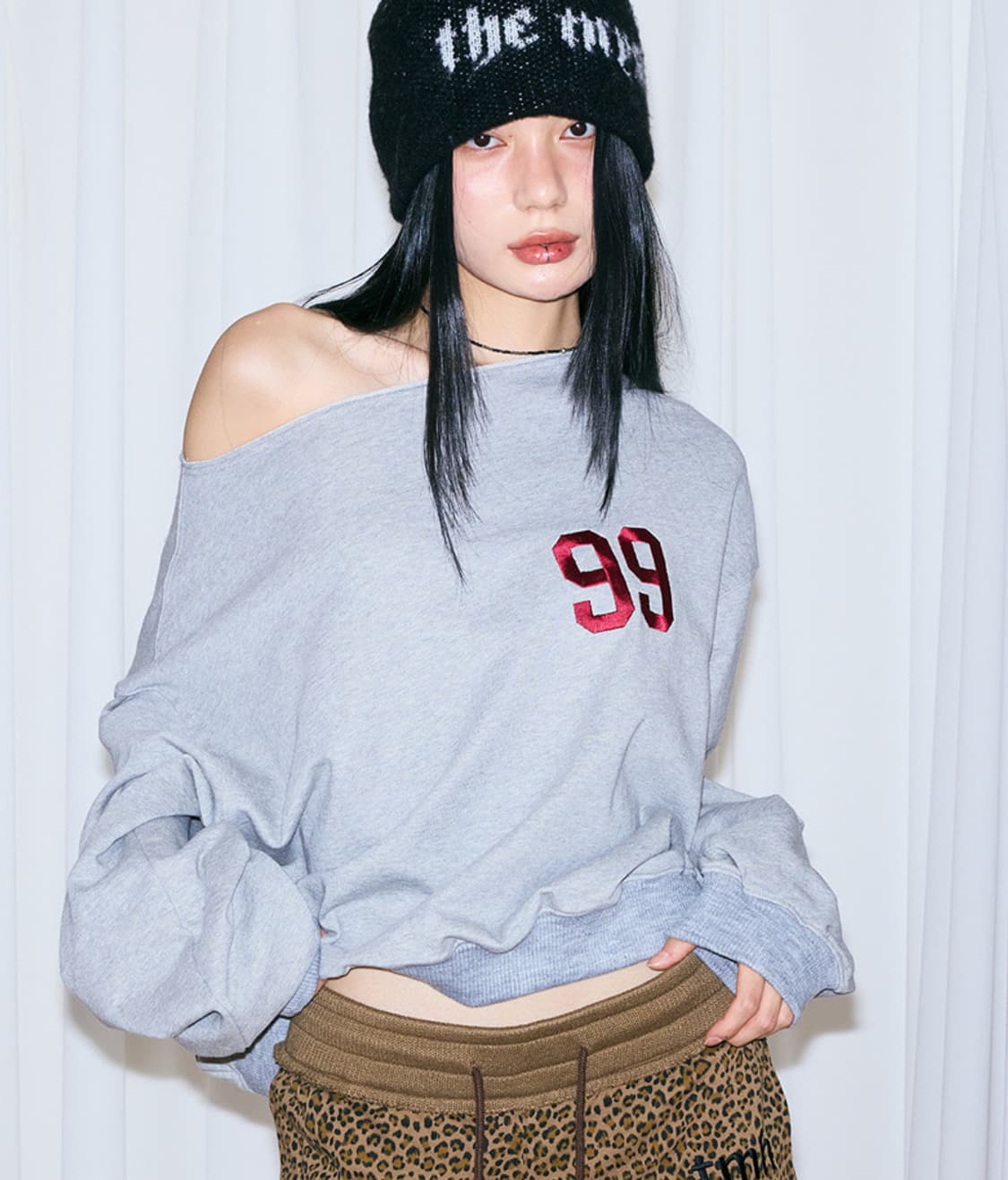 미스테리어스호텔 오프숄더 맨투맨 상품이미지1