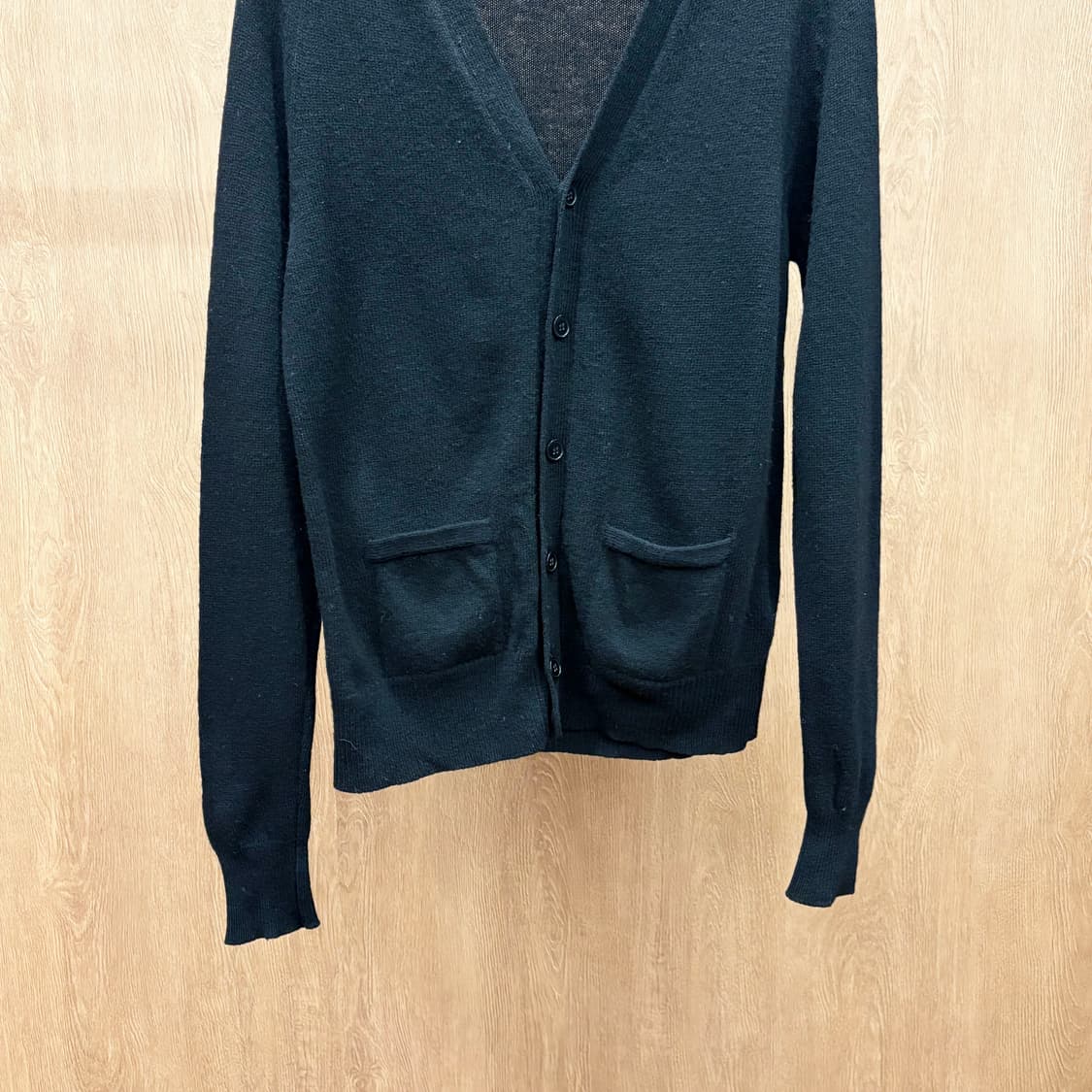 빔즈 하트 울 브이넥 베이직 가디건 패치 포켓 리브 마감 디테일 블랙 상품이미지5