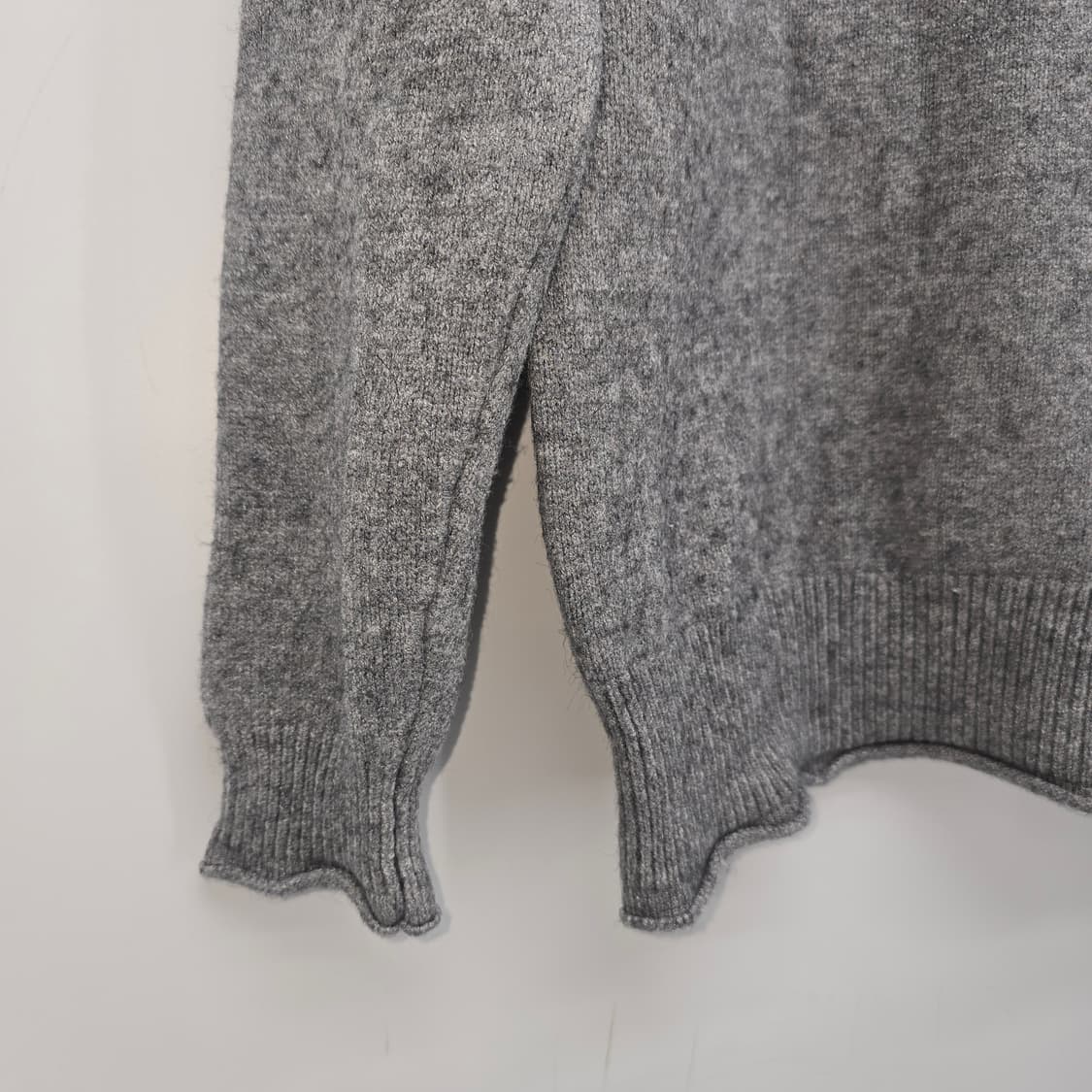 선플라워 자수 회색 스웨터 FREE 상품이미지2