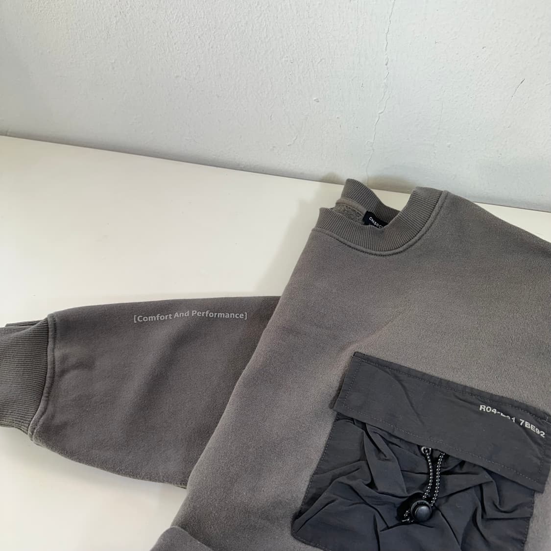 100 체이스컬트 다크그레이 포켓배색 맨투맨 상품이미지2