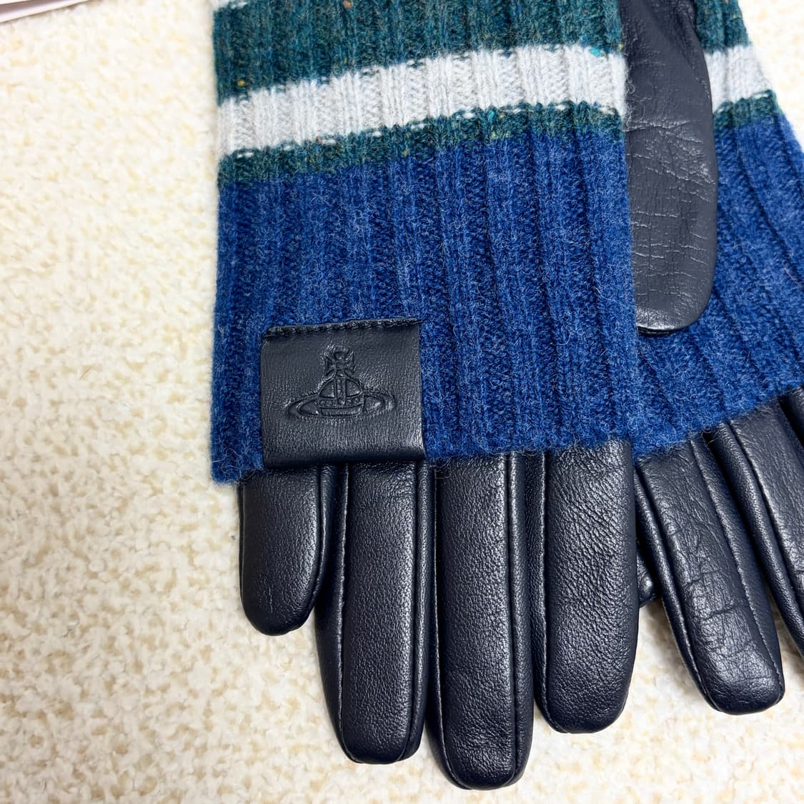 비비안웨스트우드 배색 니트 커프스 양가죽 장갑 상품이미지2