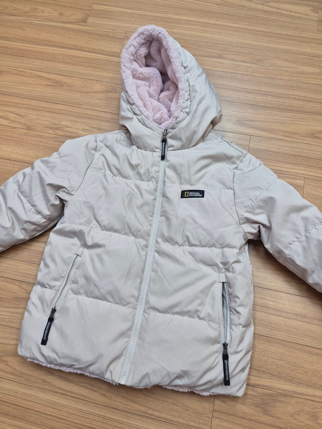 내셔널지오그래픽 키즈 핑크색상 퍼 후드집업입니다. 사이즈는 130이고,  상품이미지3