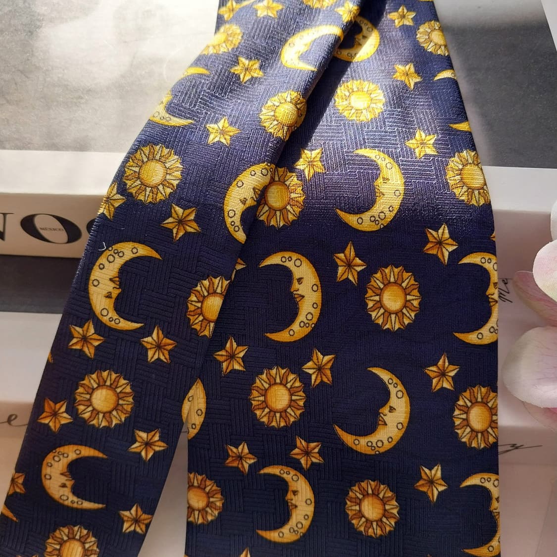 리버티 실크 네이비 해&달 아트 넥타이 9.3cm A+등급 K1491
 상품이미지3