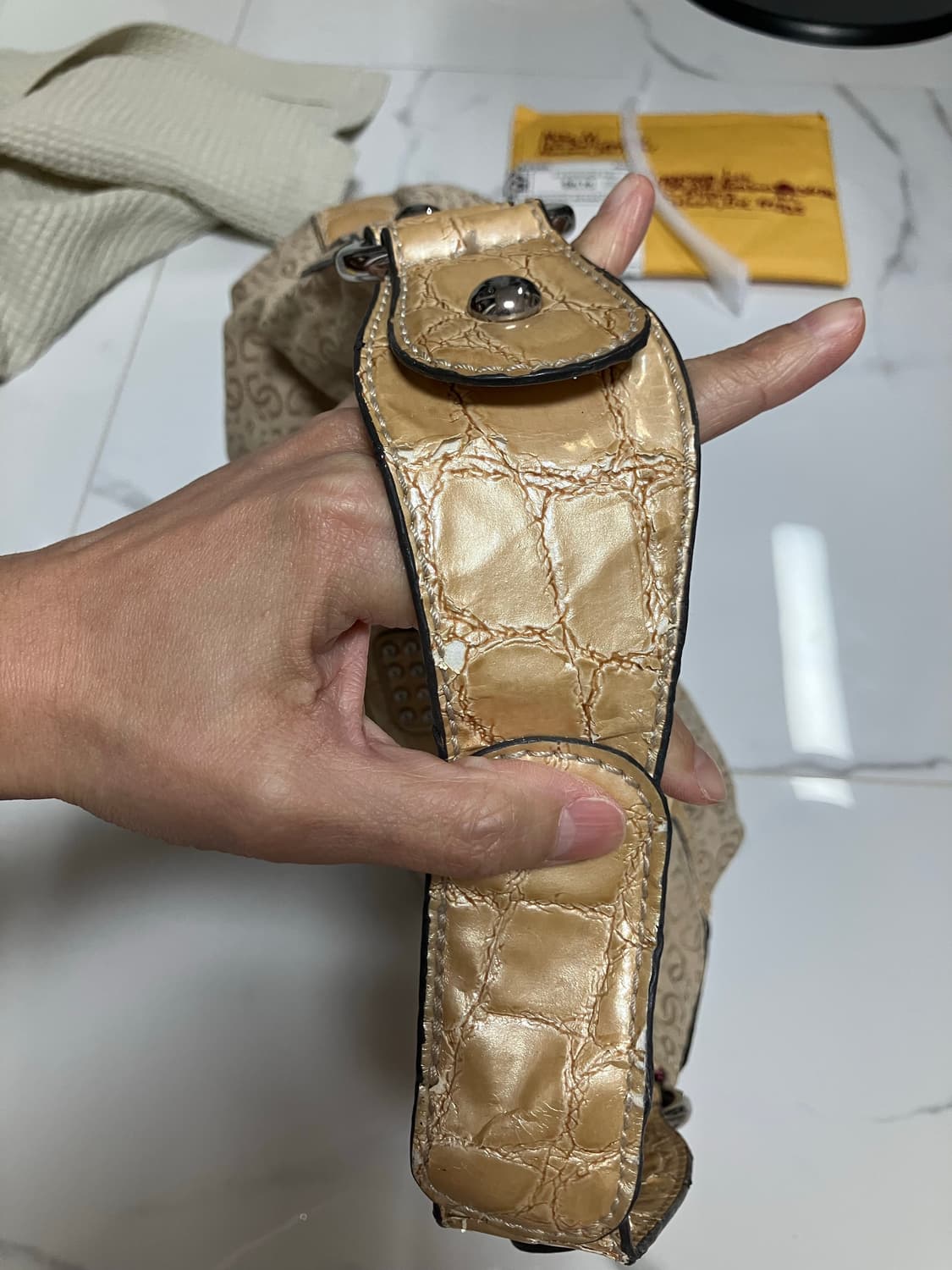 게스 2000s Y2K 숄더백 모노그램 골드 상품이미지7