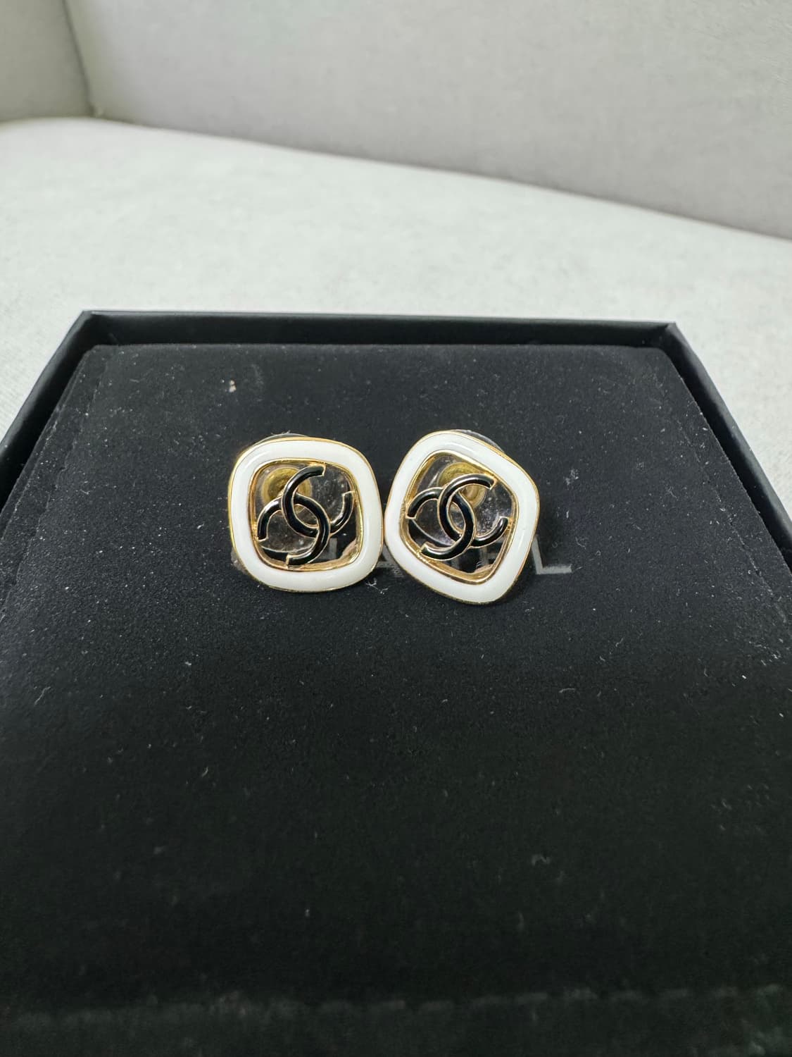 샤넬 cc 로고 에나멜 귀걸이 상품이미지4