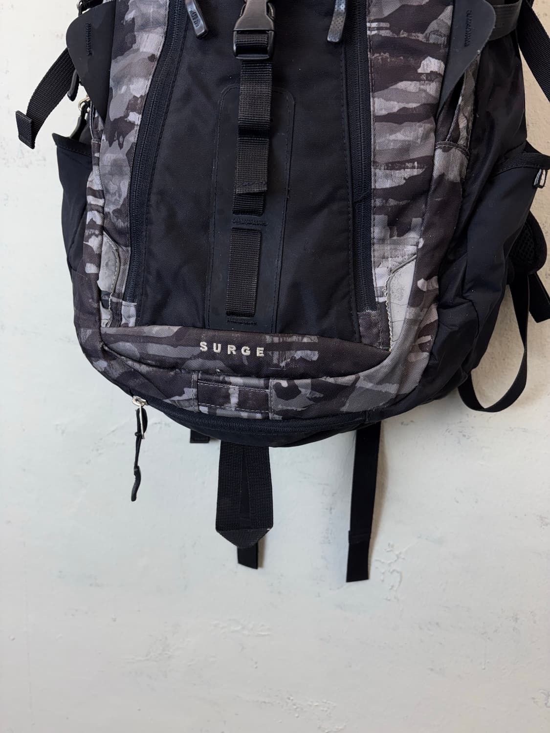 노스페이스 서지 백팩 블랙 카모 상품이미지5