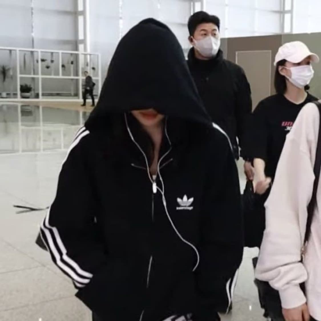 발렌시아가 X 아디다스 후드집업 상품이미지1