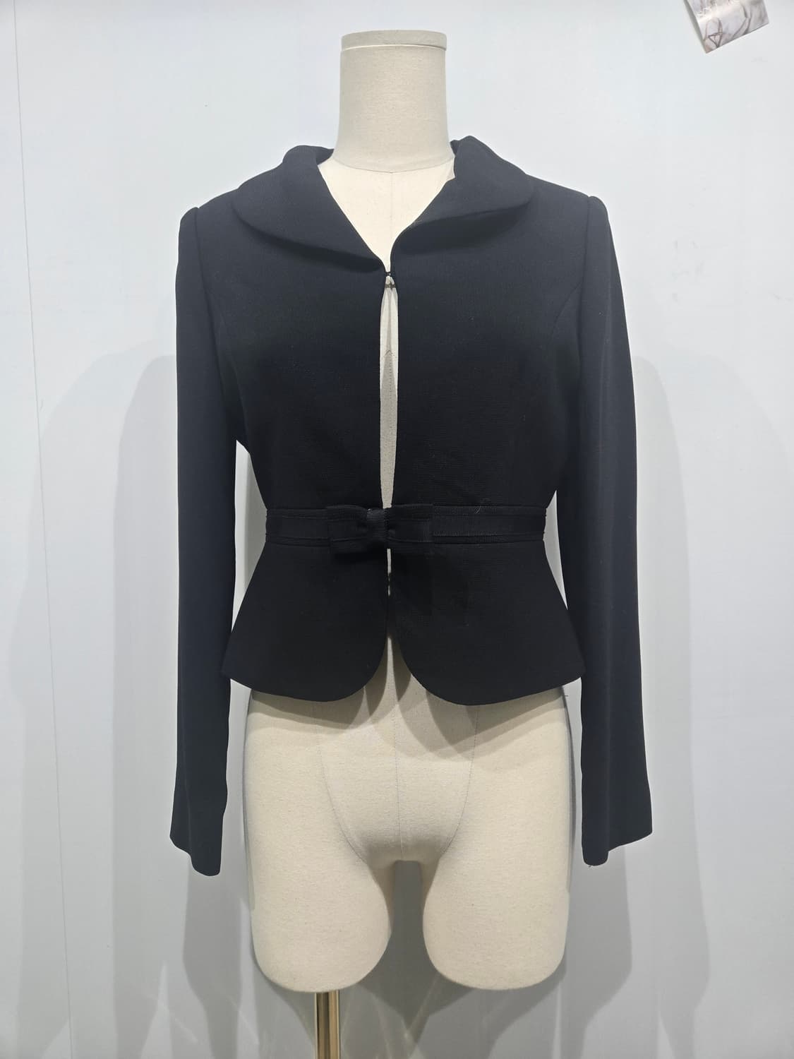 끌로에 블랙 숏 자켓 벨트 장식 상품이미지1