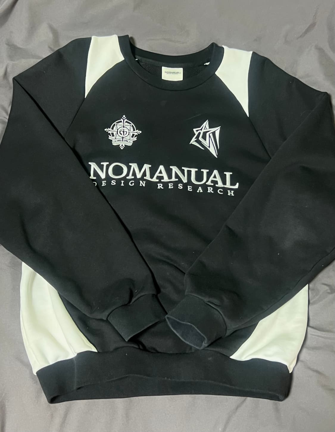 노매뉴얼 엠블럼 스웻셔츠 블랙 상품이미지1