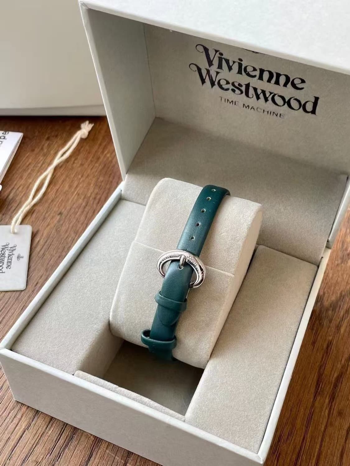 비비안 웨스트우드 메달 시계

 상품이미지5