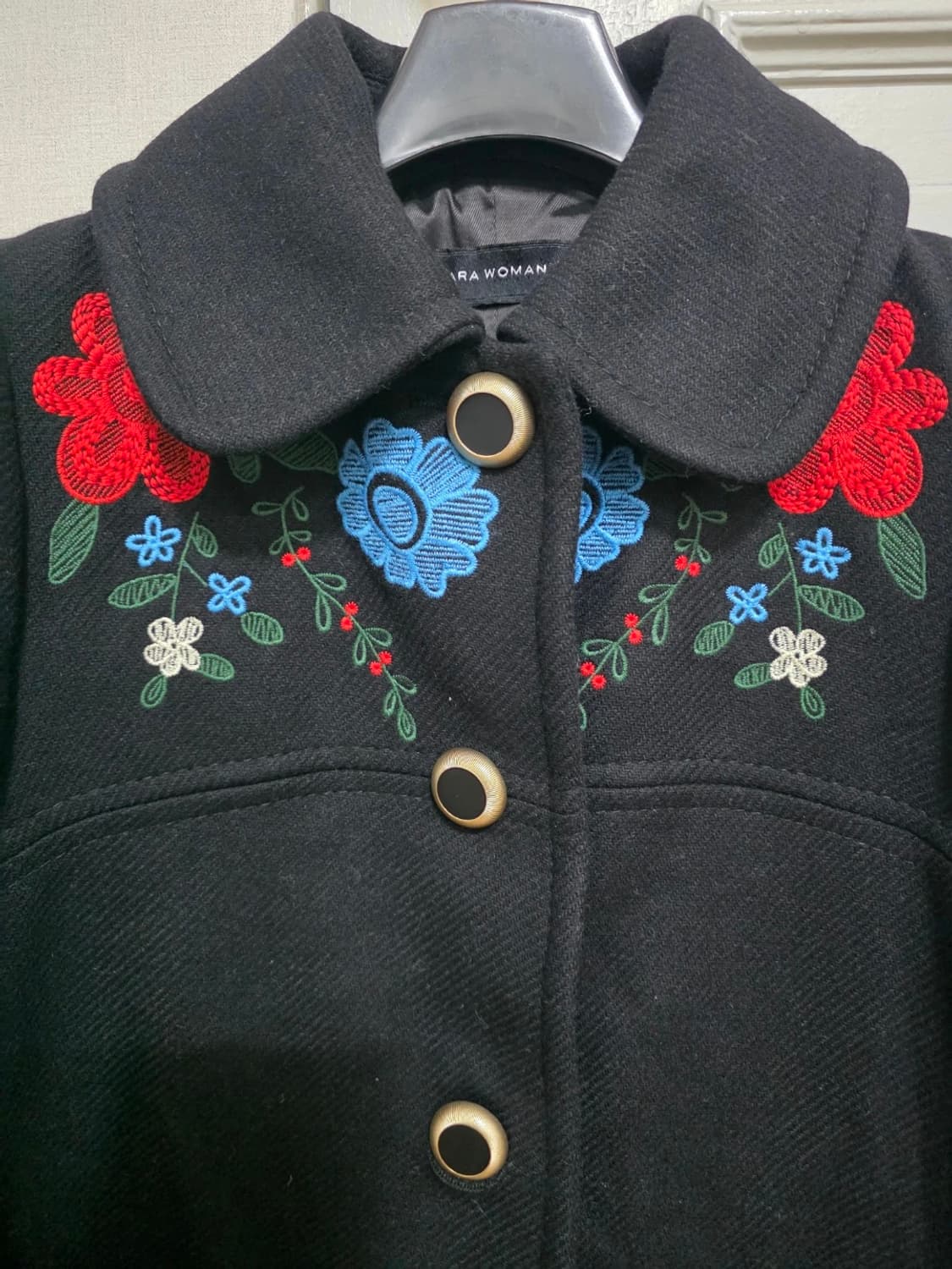 자라 블랙 숄더 포인트 자수 카라 코트 상품이미지4