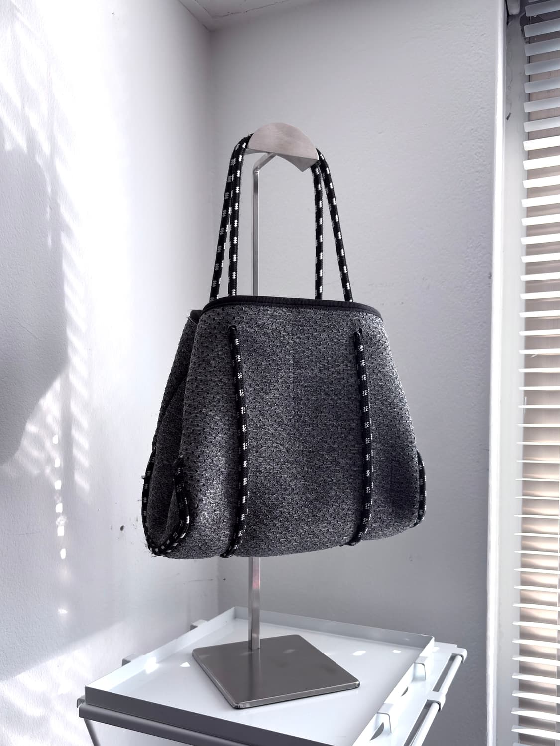 와이즈 스타일 네오프렌 핸드백 상품이미지1