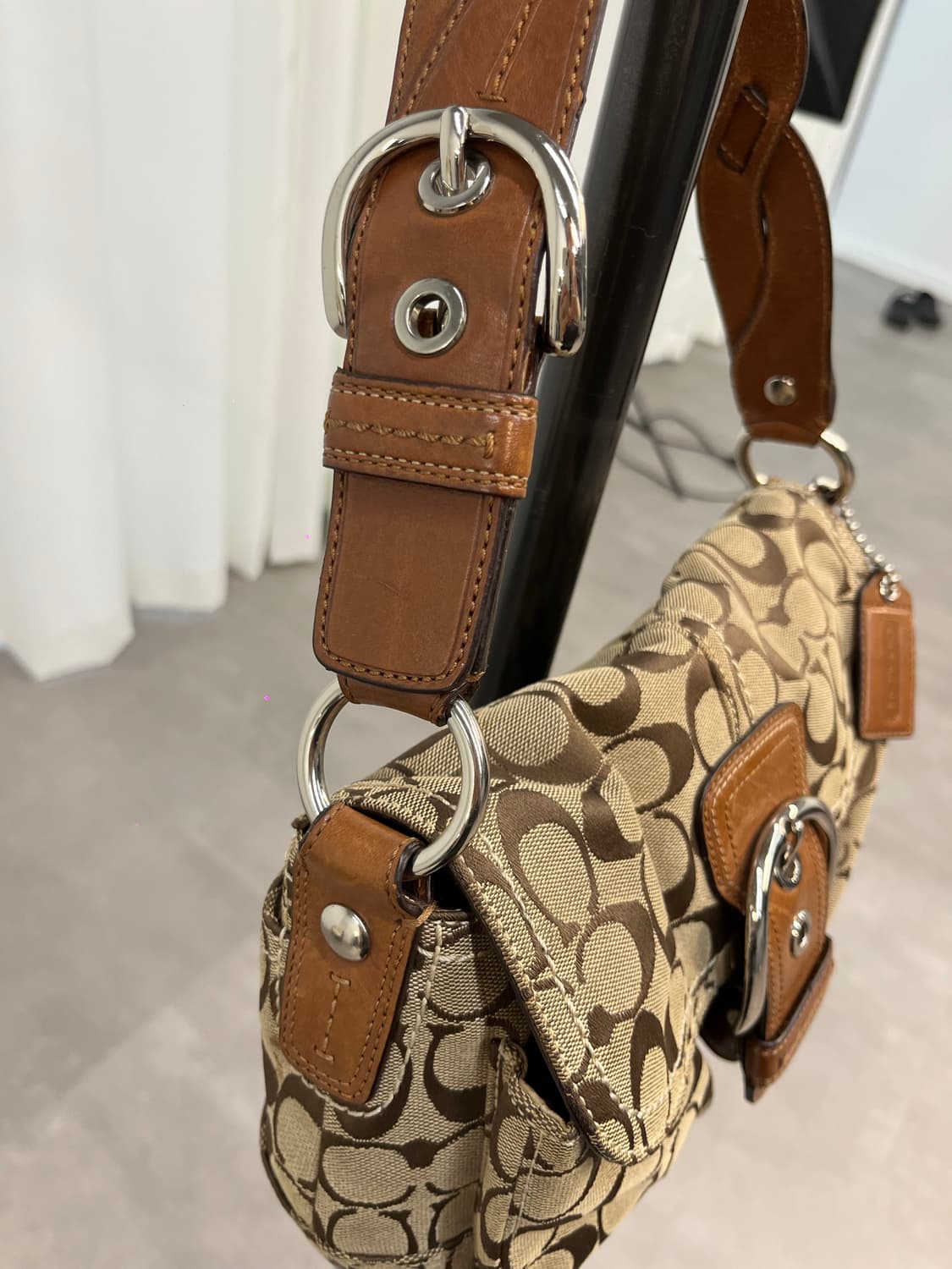 Coach Front Pocket Beige Solder Bag 상품이미지6