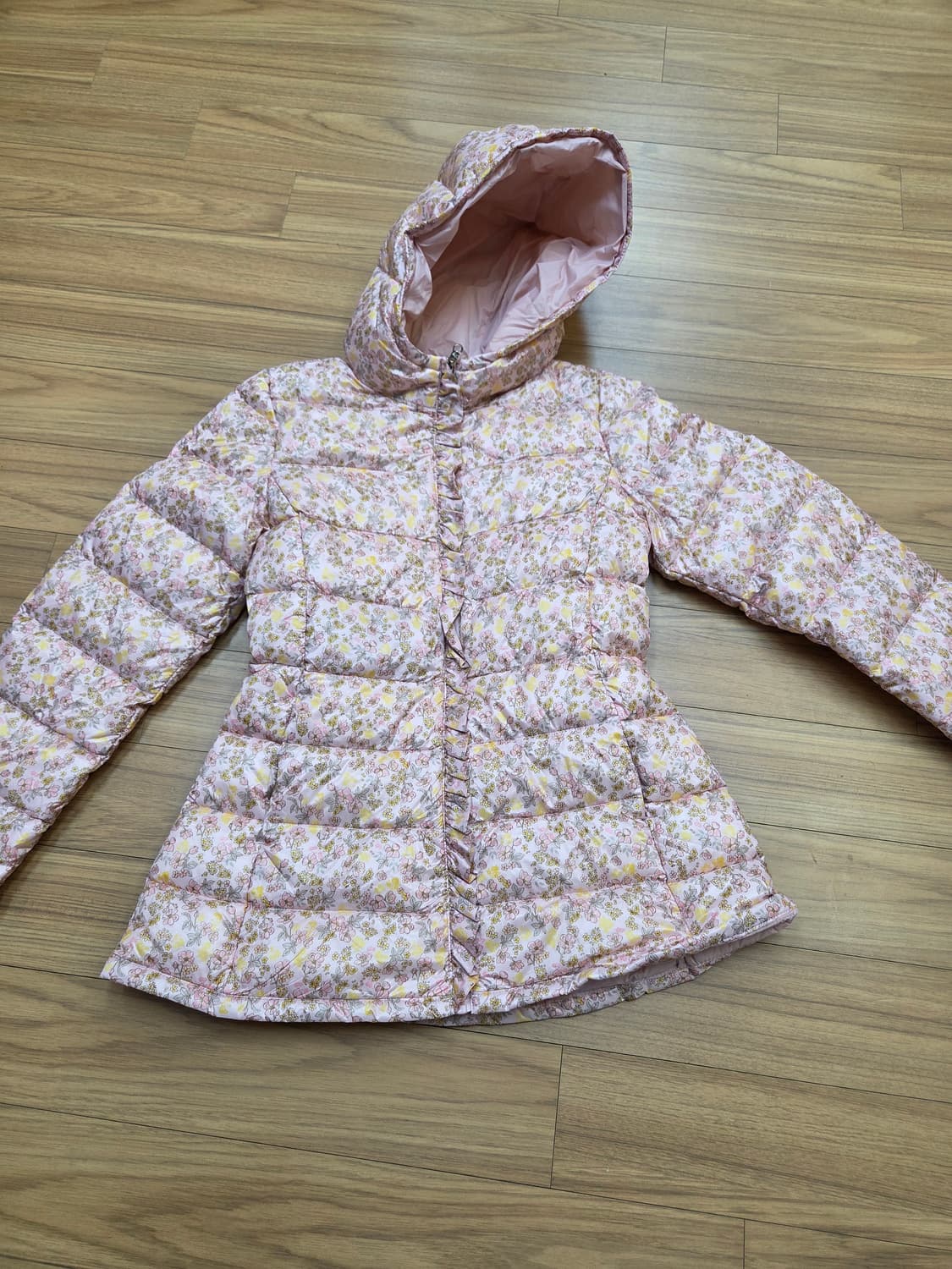 로엠걸즈 핑크색 경량 패딩 150사이즈입니다. 겉감은 폴리에스터 재질입니 상품이미지1